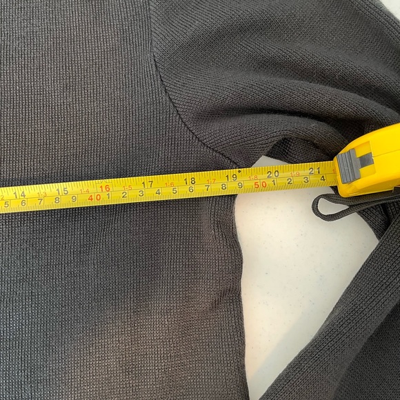 DESIGN COLLECTIVE Black size Medium V-Neck acrylic sweater - Picture 4 of 9